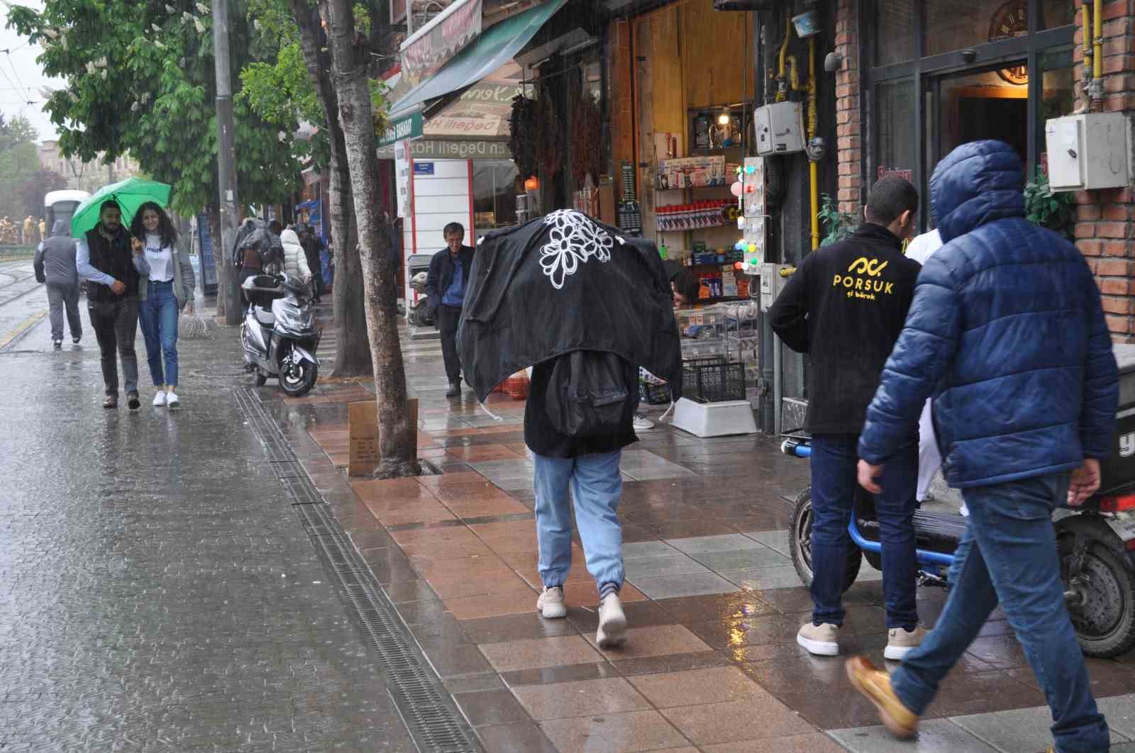 ISLANMAMAK İÇİN KAFASINA HIRKASINI GEÇİREN BİR ÖĞRENCİ
