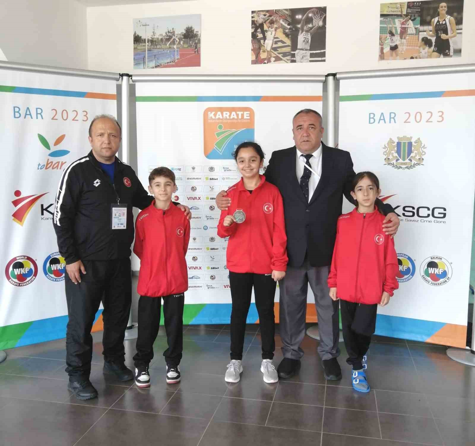 PERİHAN NAZ SAKİNAZ VE ANTRENÖRÜ BRONZ MADALYASI İLE BİRLİKTE FOTOĞRAF