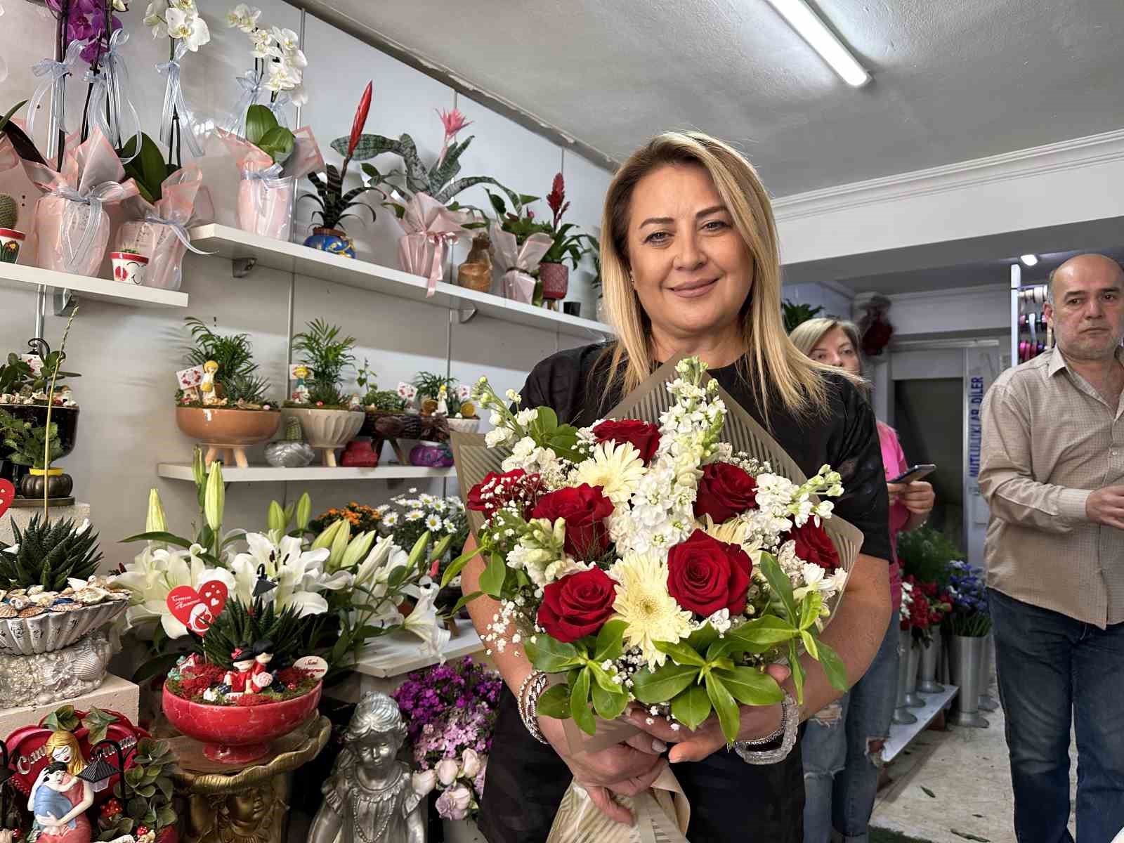ESKİŞEHİR’DE SABAH ERKENDEN OYUNU KULLANAN VATANDAŞLAR ANNELERİNİN VE EŞLERİNİN ANNELER