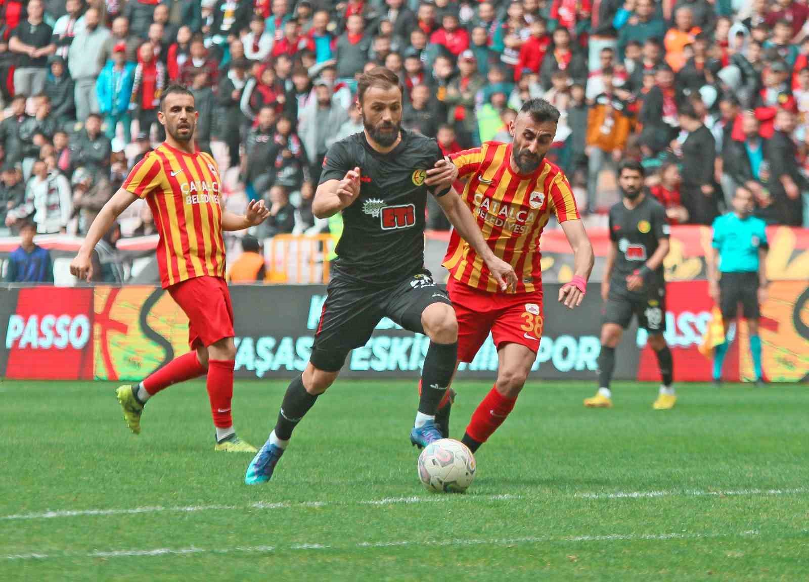 TARİHİNDE İLK DEFA BÖLGESEL AMATÖR LİGE DÜŞMENİN ÜZÜNTÜSÜNÜ YAŞAYAN ESKİŞEHİRSPOR,