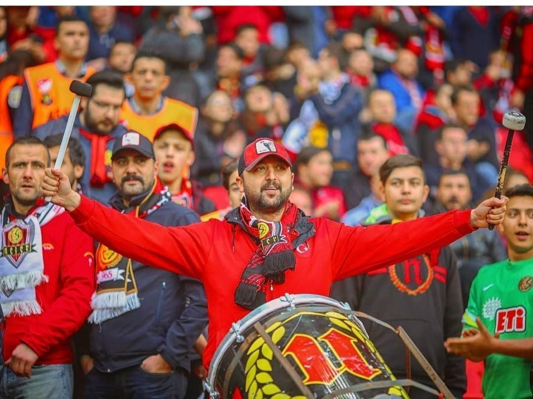 ESKİŞEHİRSPOR TARAFTARLAR BİRLİĞİ BAŞKANI MURAT DİRİ, GALATASARAY'IN ŞAMPİYONLUĞUNU İLAN ETMESİ