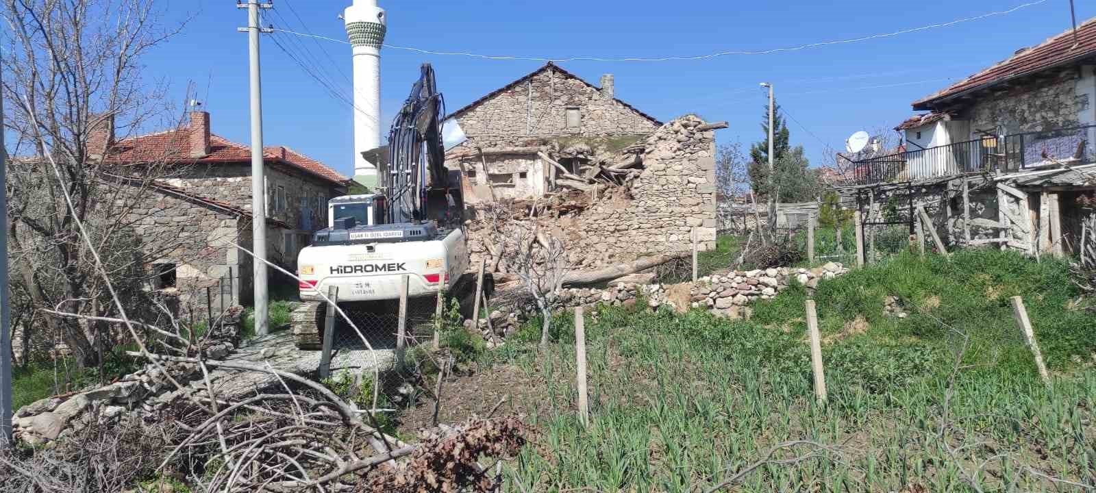UŞAK’IN EŞME İLÇESİNDE KULLANILMAYAN, BOŞ METRUK BİNALAR İL ÖZEL İDARESİ