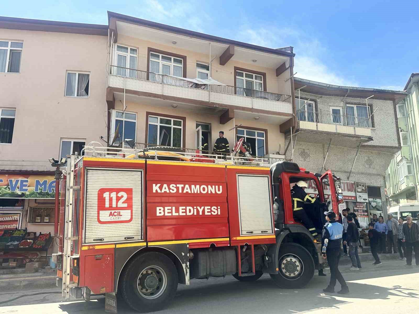 KASTAMONU’DA İSMAİLBEY MAHALLESİ’NDE MEYDANA GELEN YANGINDA BİR KİŞİ YARALANDI.