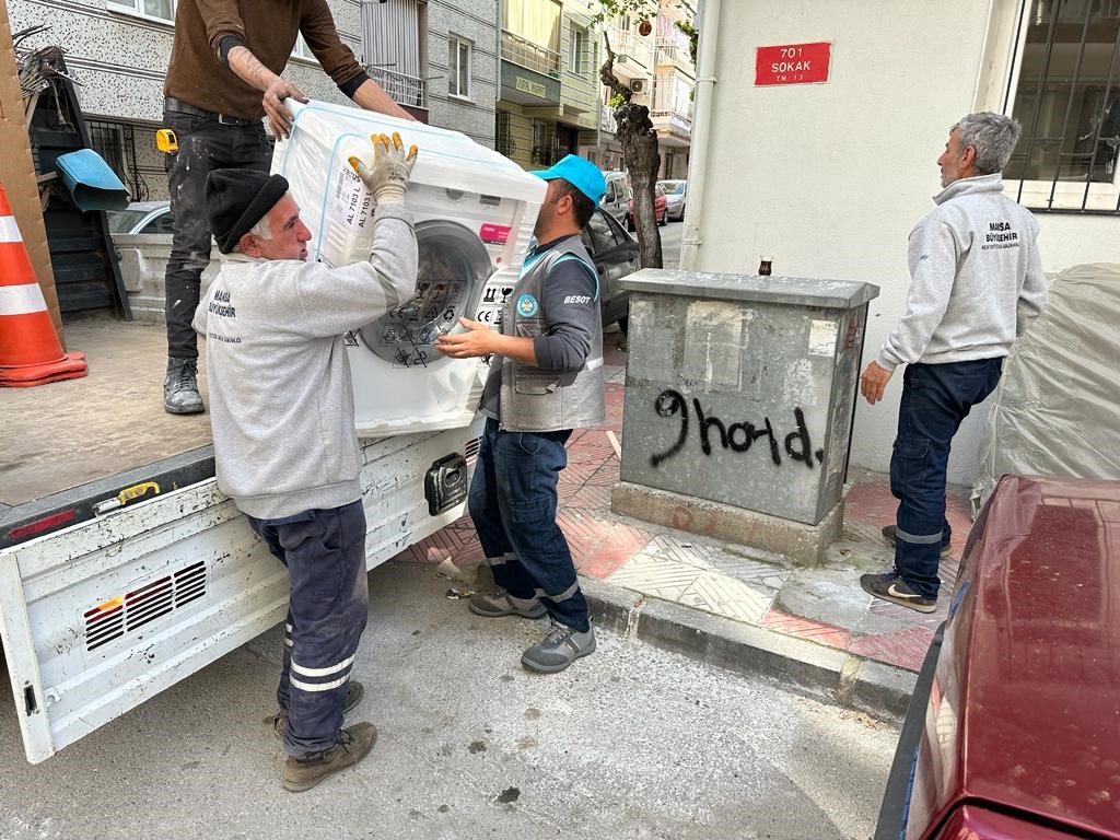MANİSA’NIN ŞEHZADELER İLÇESİNDE EVLERİNDE ÇIKAN YANGIN NEDENİYLE EŞYALARI KULLANILAMAZ HALE
