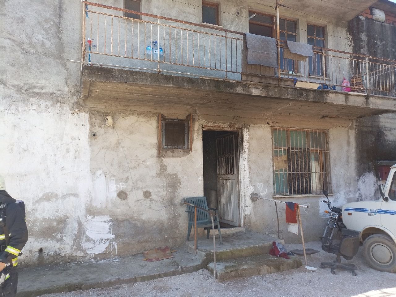 ANTALYA'NIN SERİK İLÇESİNDE İKİ KATLI EVİN ZEMİN KATINDA ÇIKAN YANGINDA