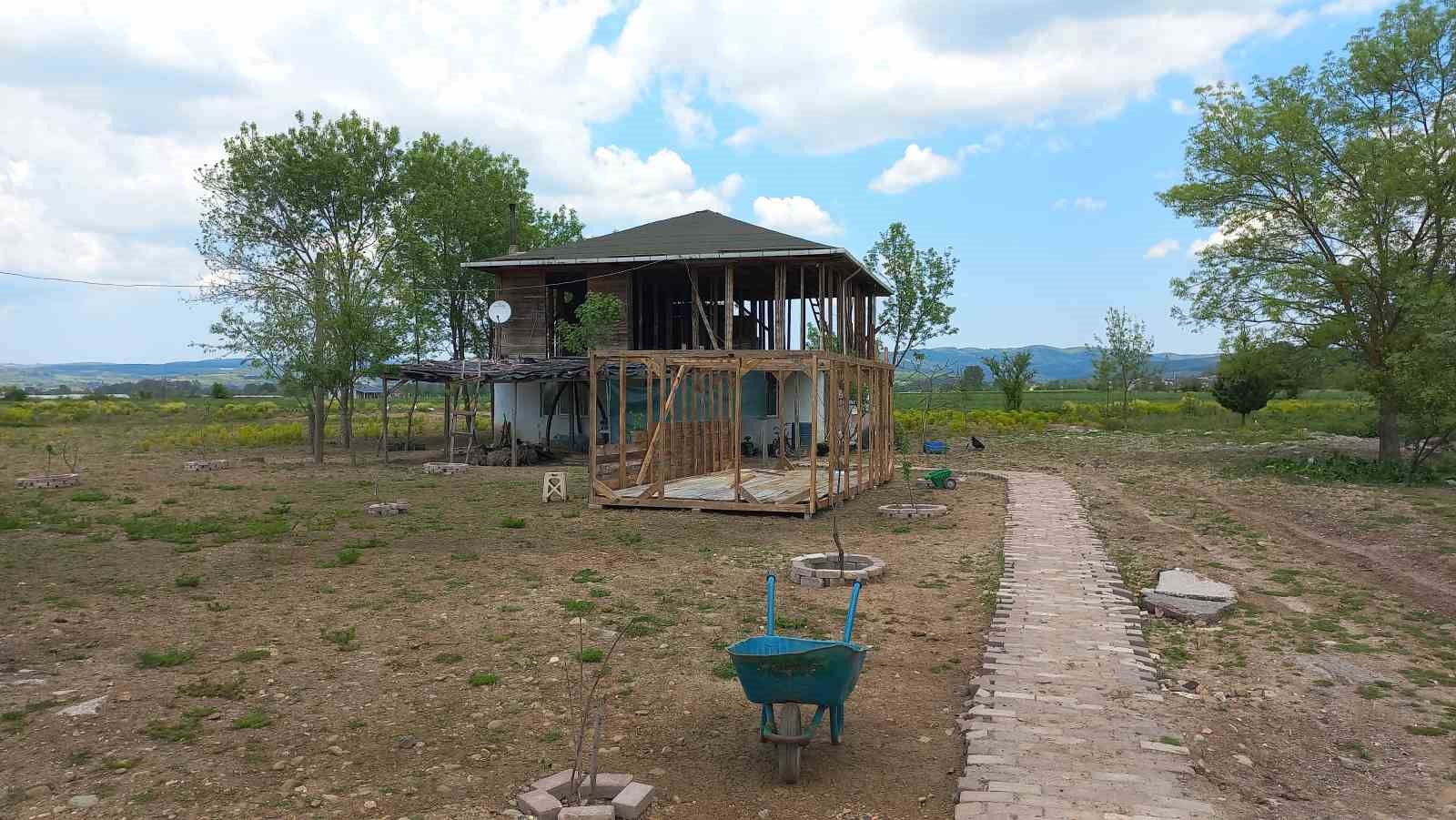 KOCAELİ’NİN İZMİT İLÇESİNDE EVİNİN BAHÇESİNDE ODUN KESTİĞİ ESNADA  NEREDEN