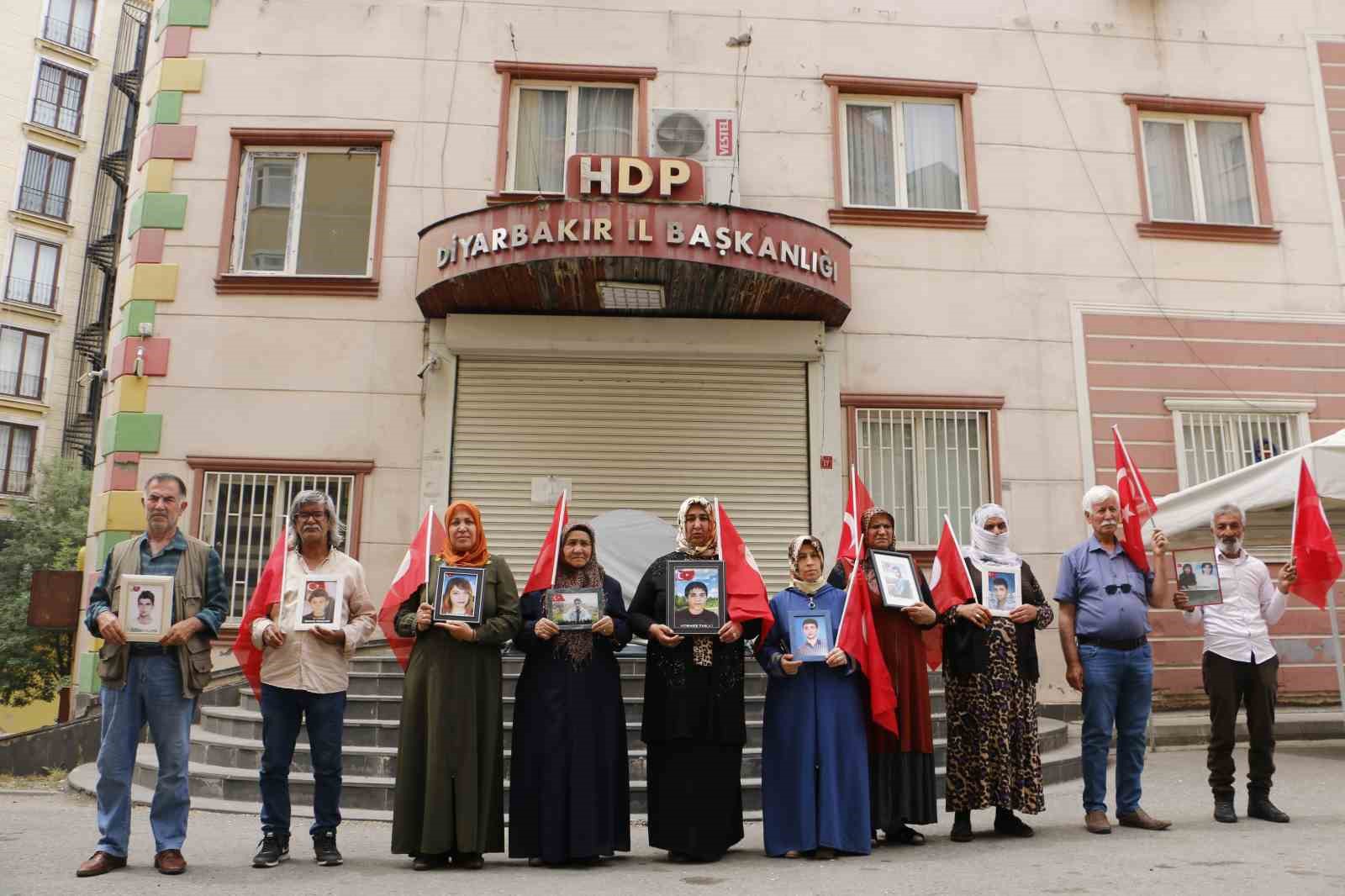 ÇOCUKLARININ TERÖR ÖRGÜTÜ PKK MENSUPLARINCA DAĞA KAÇIRILDIĞINI İLERİ SÜREN DİYARBAKIR