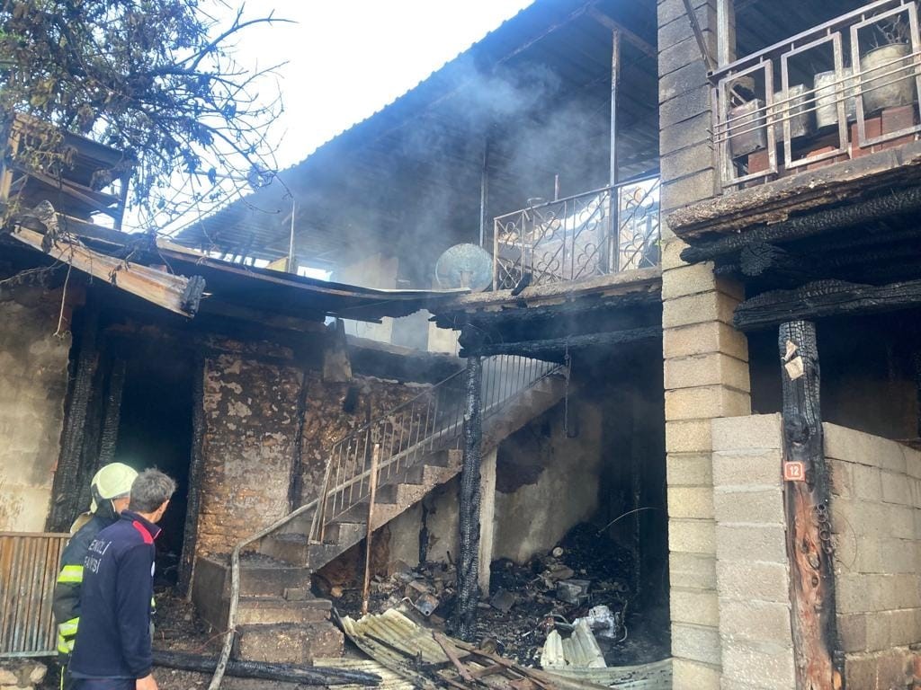 DENİZLİ’NİN ÇİVRİL İLÇESİNDE AKŞAM SAATLERİNDE ÇIKAN YANGINDA 2 EV VE
