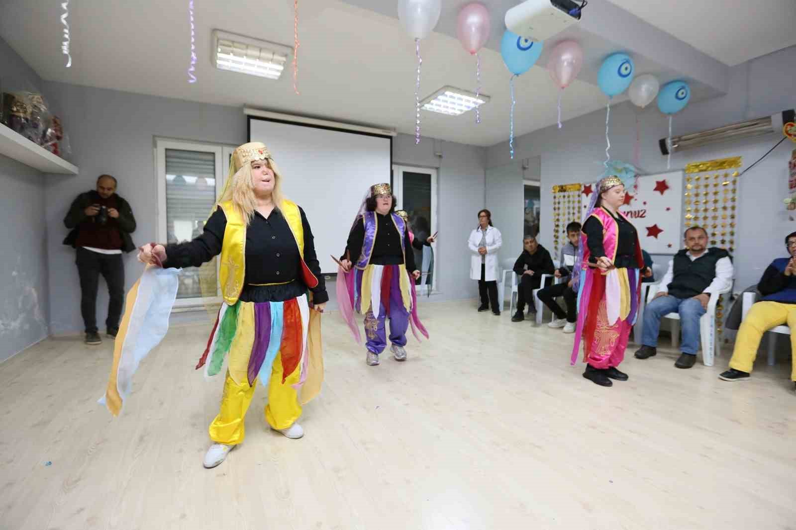 DERİNCE ENGELSİZ YAŞAMA DESTEK MERKEZİ'NDE (EYDEM) 4 KURSİYERİN DOĞUM GÜNÜ