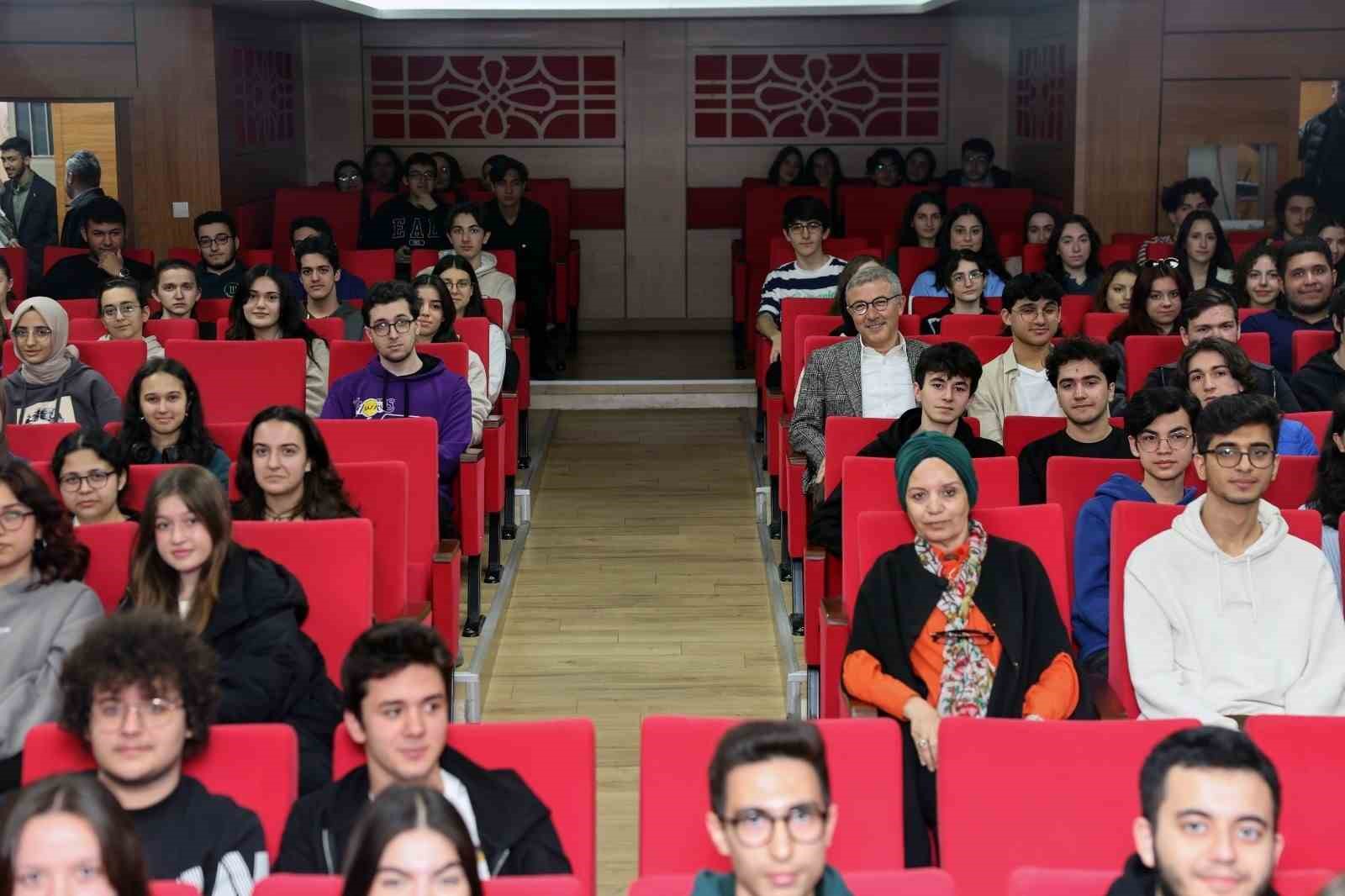 ÜNİVERSİTEYE HAZIRLANAN LİSE SON SINIF ÖĞRENCİLERİNE “GENÇLERİ SEVİYORUZ ONLARA DESTEK