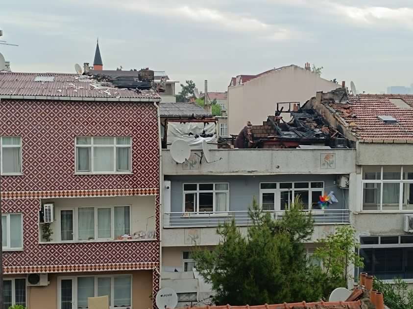 EYÜPSULTAN’DA 2 KATLI BİR BİNANIN ÇATI KATINDA HENÜZ BELİRLENEMEYEN BİR