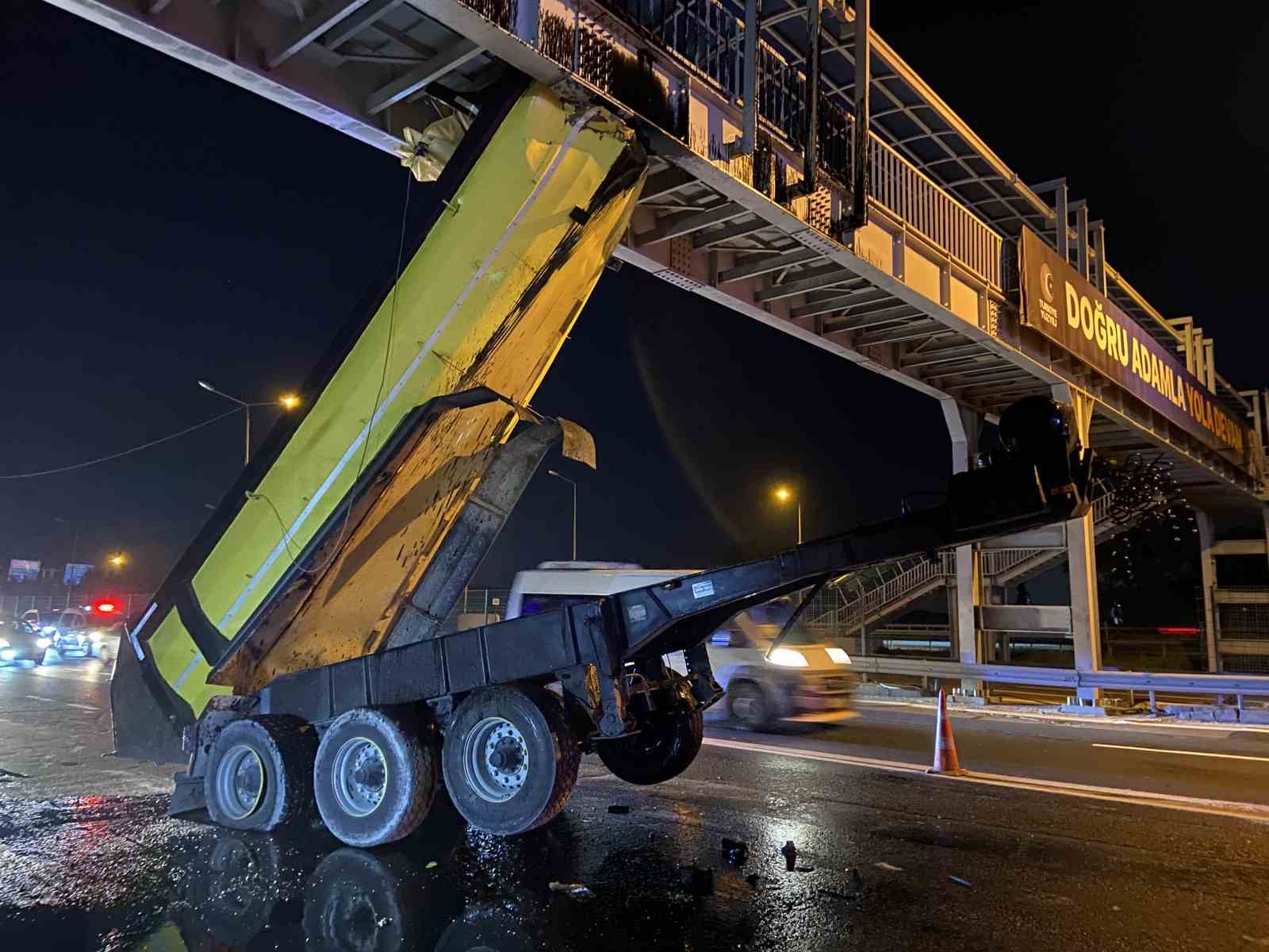EYÜPSULTAN’DA DAMPERİ AÇILAN HAFRİYAT KAMYONU ÜST GEÇİDE ÇARPTI
