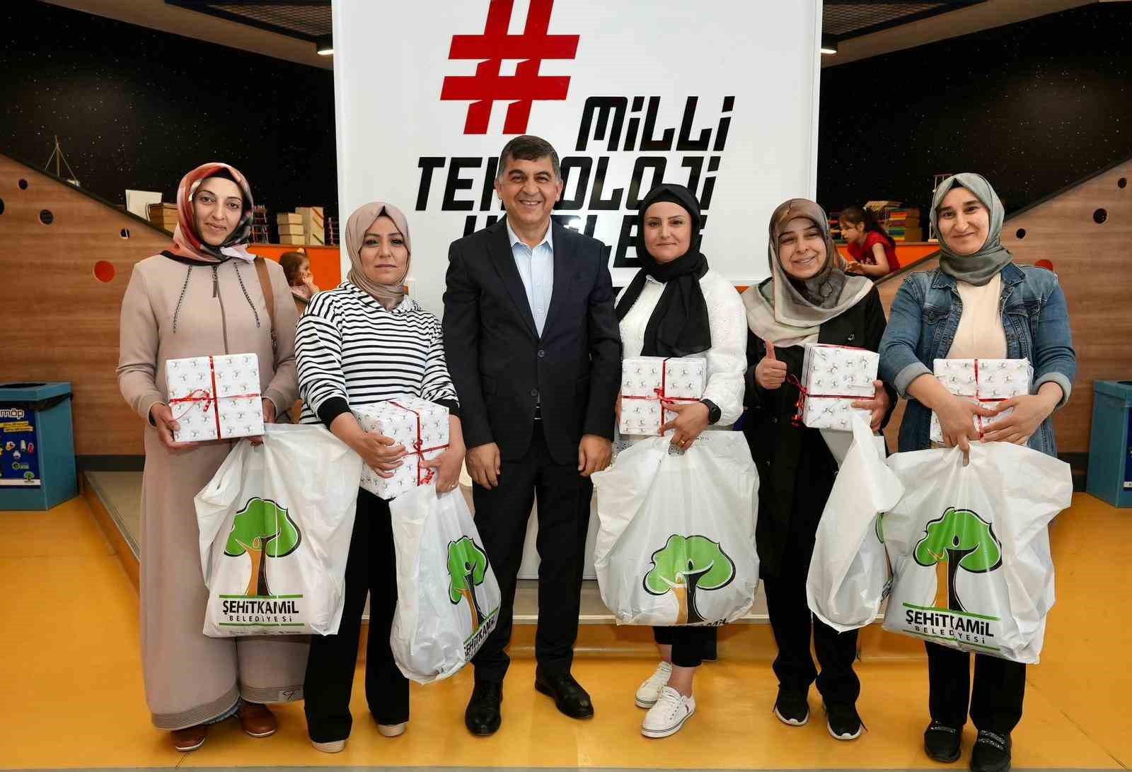 ŞEHİTKAMİL BELEDİYE BAŞKANI RIDVAN FADILOĞLU, ANNELER GÜNÜ DOLAYISIYLA DÜZENLENEN ANNELER