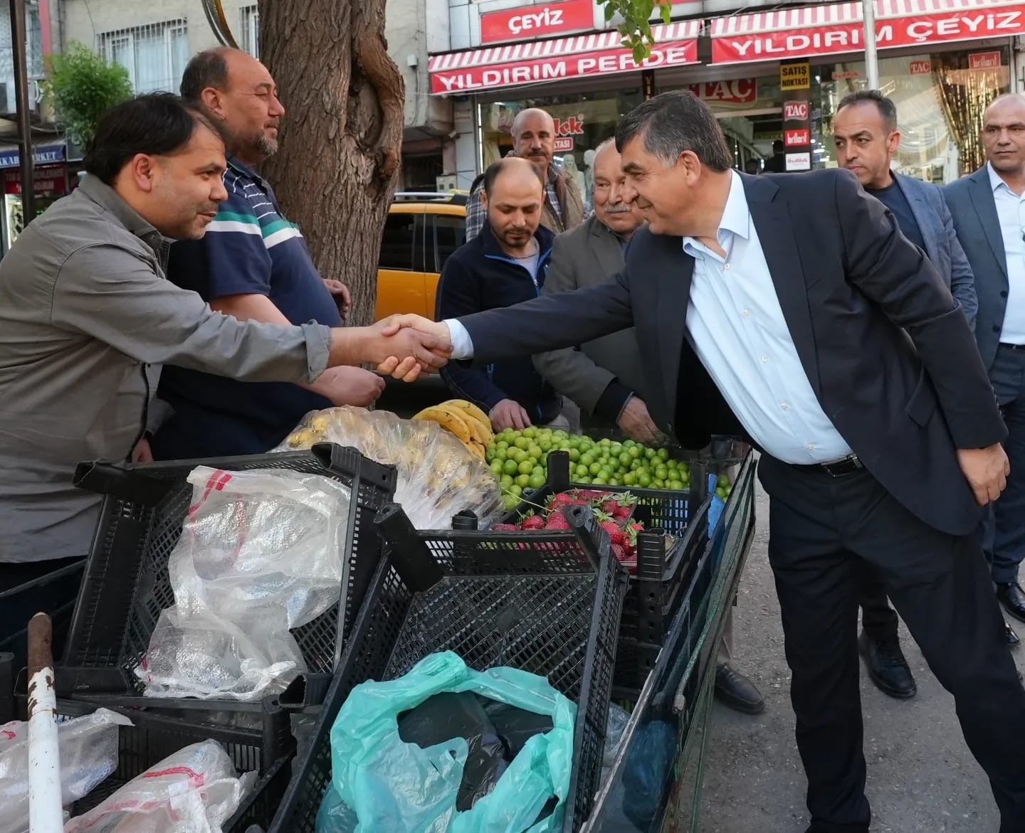 ŞEHİTKAMİL BELEDİYE BAŞKANI RIDVAN FADILOĞLU, ŞOFÖR ALİ CADDESİ ESNAFIYLA BİR