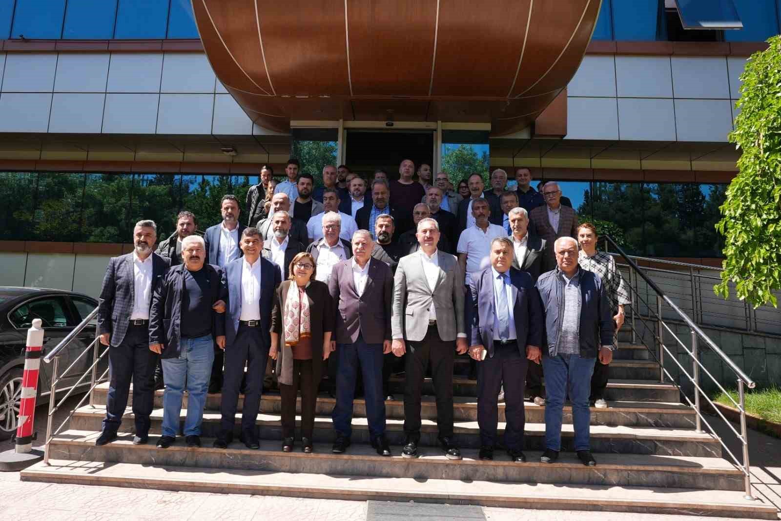 ŞEHİTKAMİL BELEDİYE BAŞKANI RIDVAN FADILOĞLU, ESKİ ADALET BAKANI VE AK