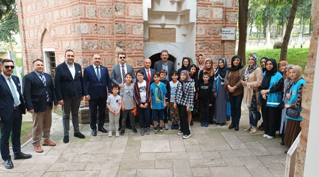 ANNELER GÜNÜ MÜNASEBETİYLE FATİH SULTAN MEHMED'İN ANNESİ HÜMA HATUN KABRİ