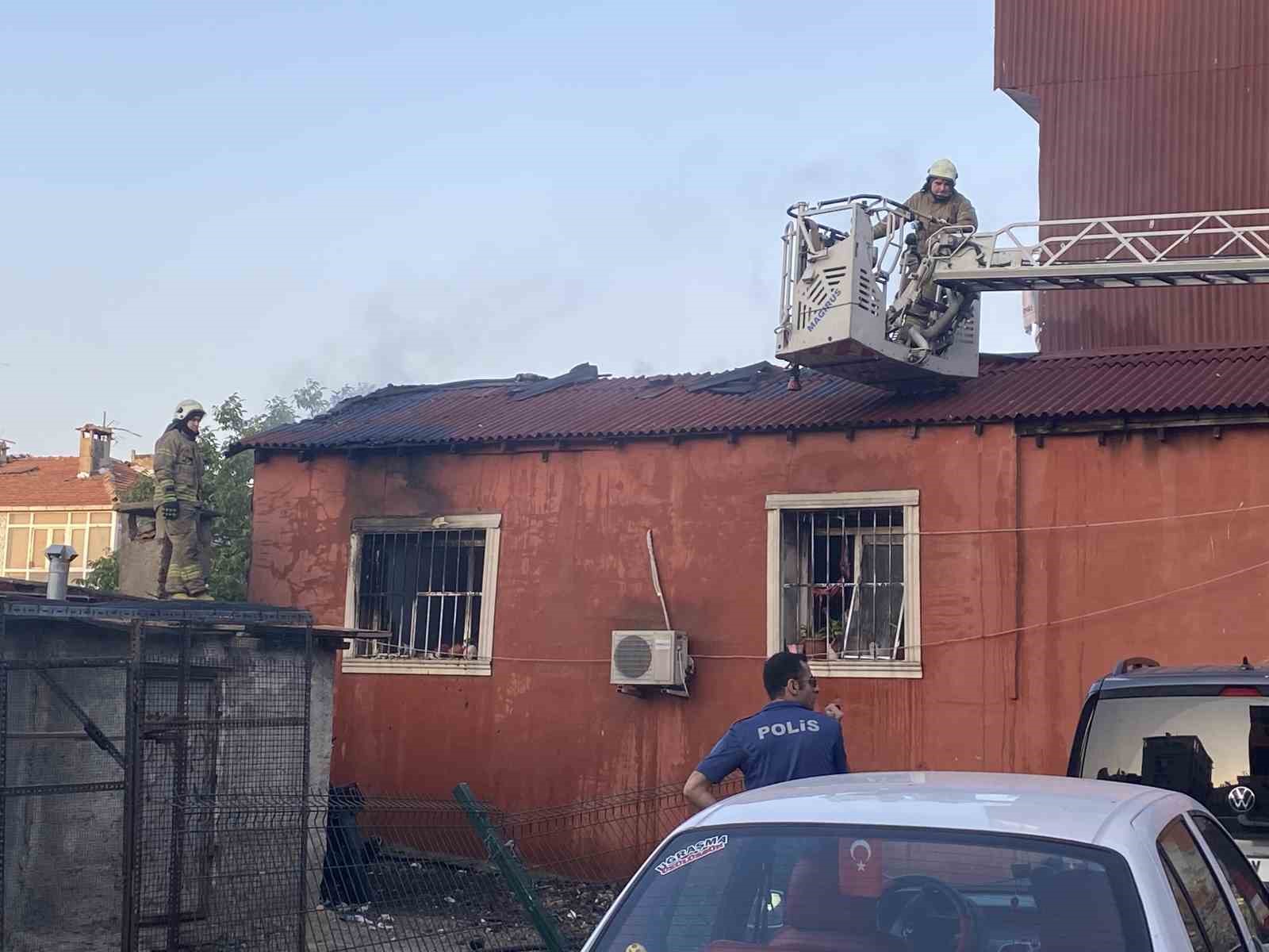 İSTANBUL'UN FATİH İLÇESİNDE GECEKONDUDA ÇIKAN YANGIN PANİĞE NEDEN OLDU. YANGINDA