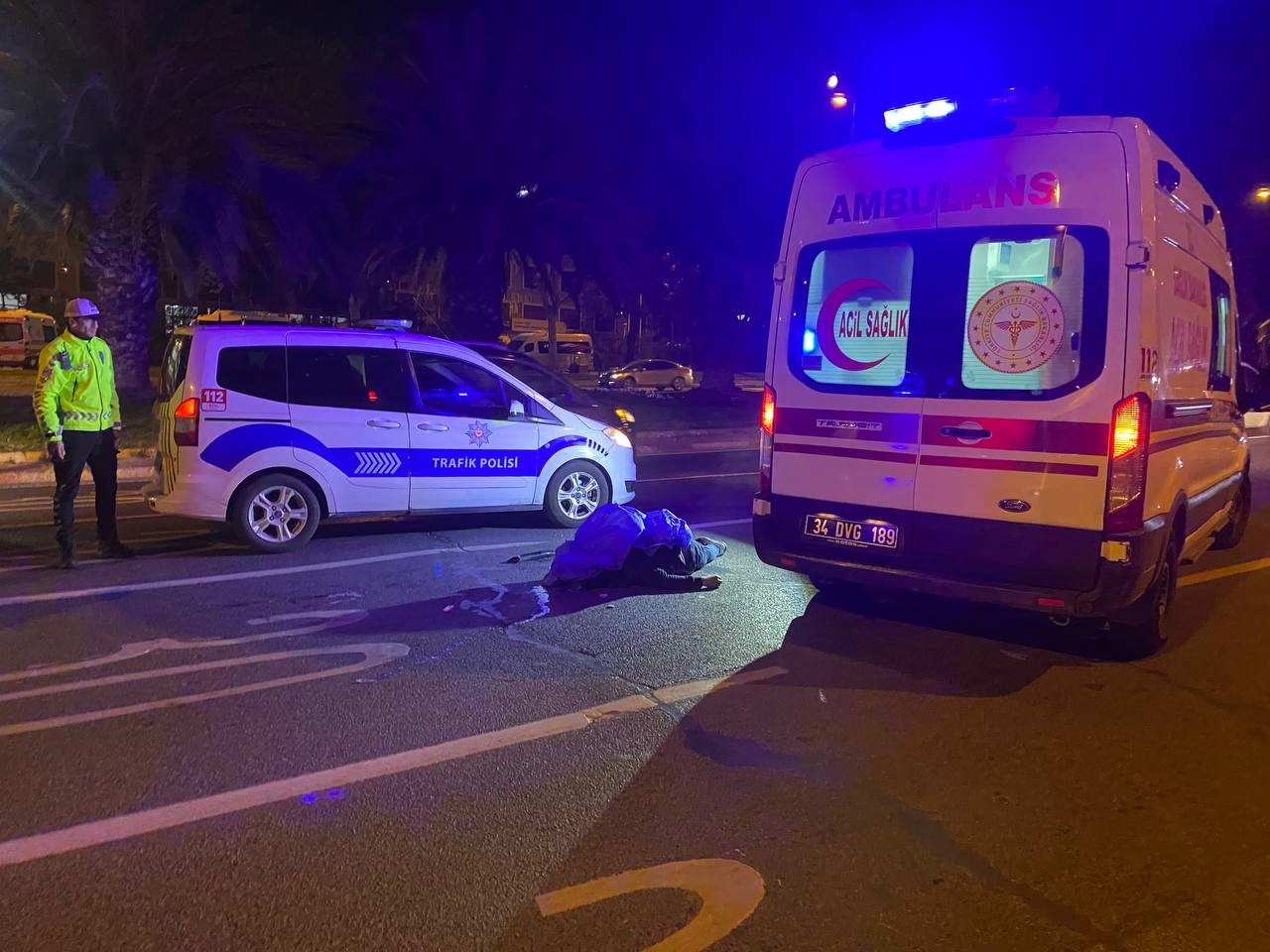 FATİH'TE CADDENİN KARŞISINA GEÇMEYE ÇALIŞAN BİR YAYA, OTOMOBİL ÇARPMASI SONUCU