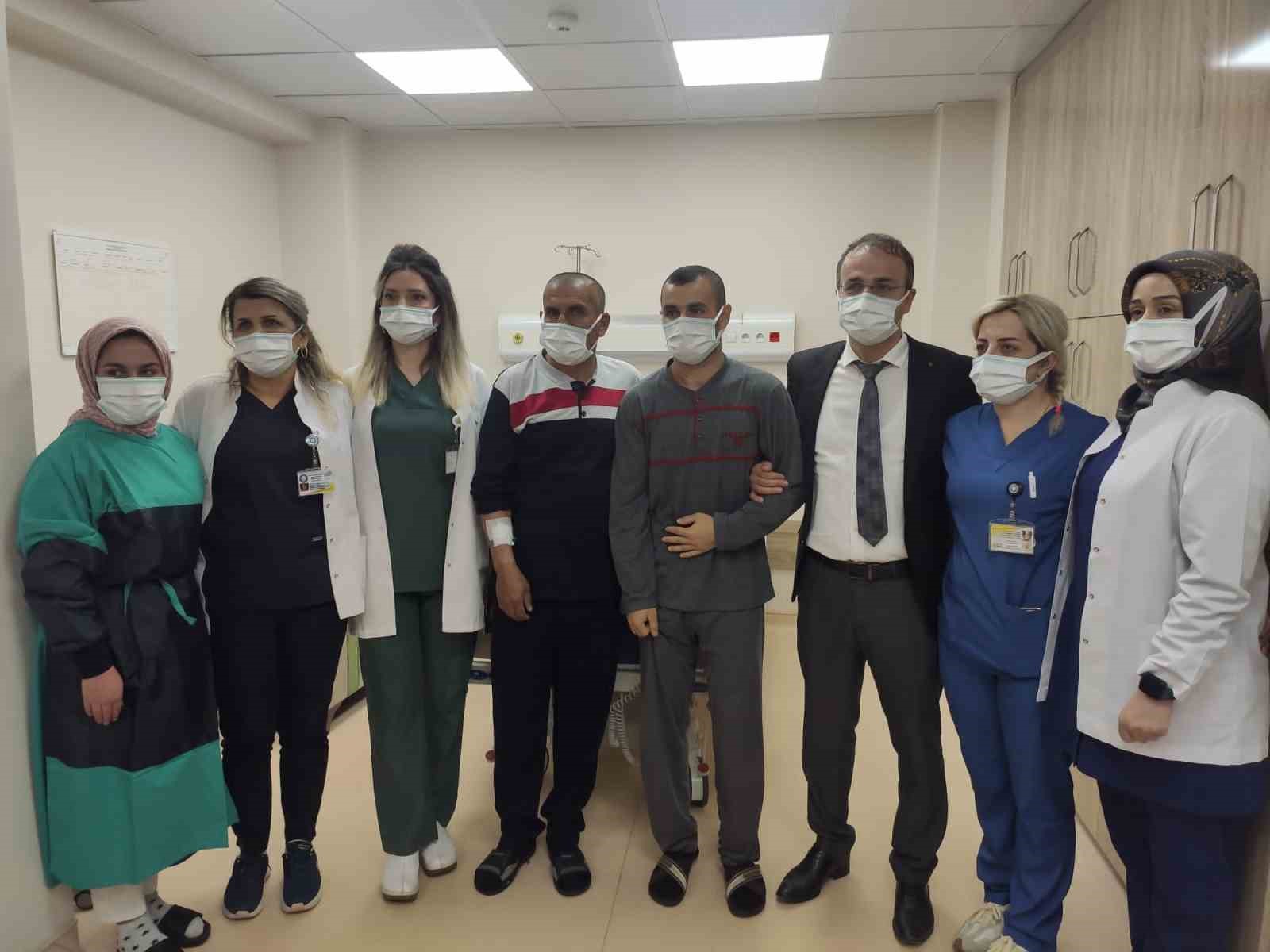 DİCLE ÜNİVERSİTESİ HASTANESİNDE BÖLGEDE İLK KARACİĞER NAKLİ 24 YAŞINDAKİ YUNUS’TAN