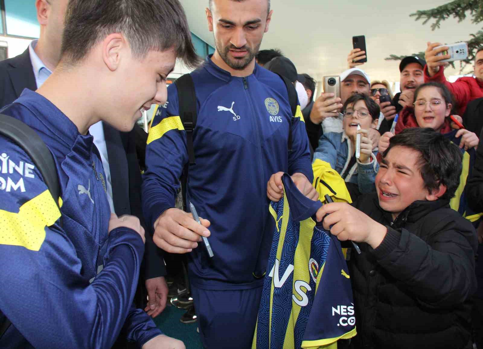 BİR TARAFTAR, FUTBOLCULARA FORMA İMZALATIRKEN GÖZYAŞLARINA HAKİM OLAMADI.