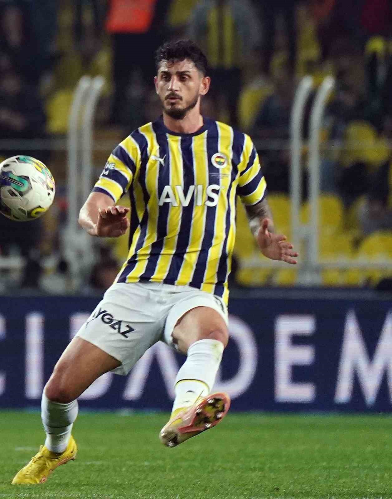 FENERBAHÇE FORMASI GİYEN MİLLİ FUTBOLCU SAMET AKAYDİN, TRABZONSPOR KARŞILAŞMASINDA MAHMOUD
