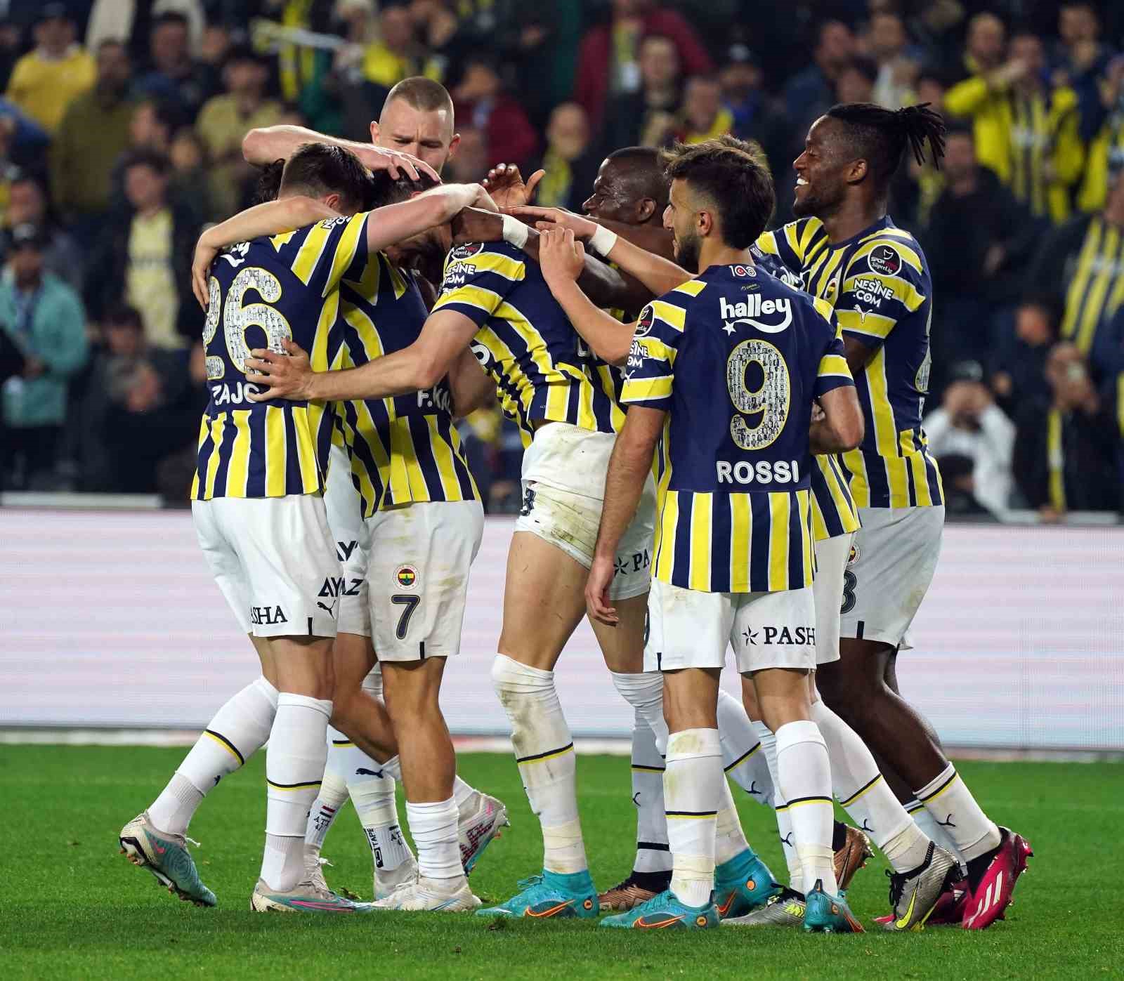 FENERBAHÇE, TRABZONSPOR’U 3-1 MAĞLUP EDEREK RAKİBİNE KARŞI SÜPER LİG’DE SAHASINDAKİ