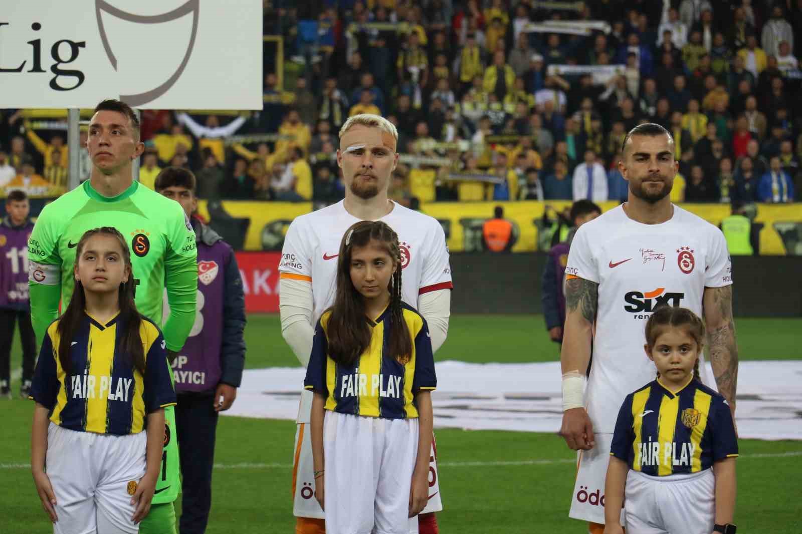 GALATASARAY’IN KAPTANI FERNANDO MUSLERA, SARI-KIRMIZILILAR İLE 6. SPOR TOTO SÜPER