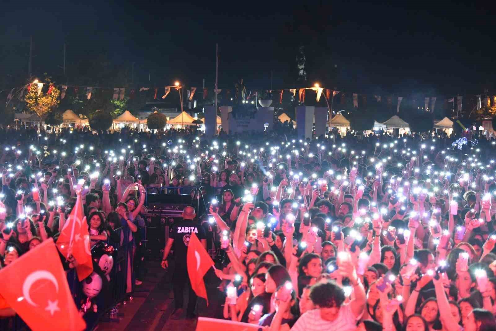 19 MAYIS COŞKUSU “GRİPİN” KONSERİYLE YAŞANDI