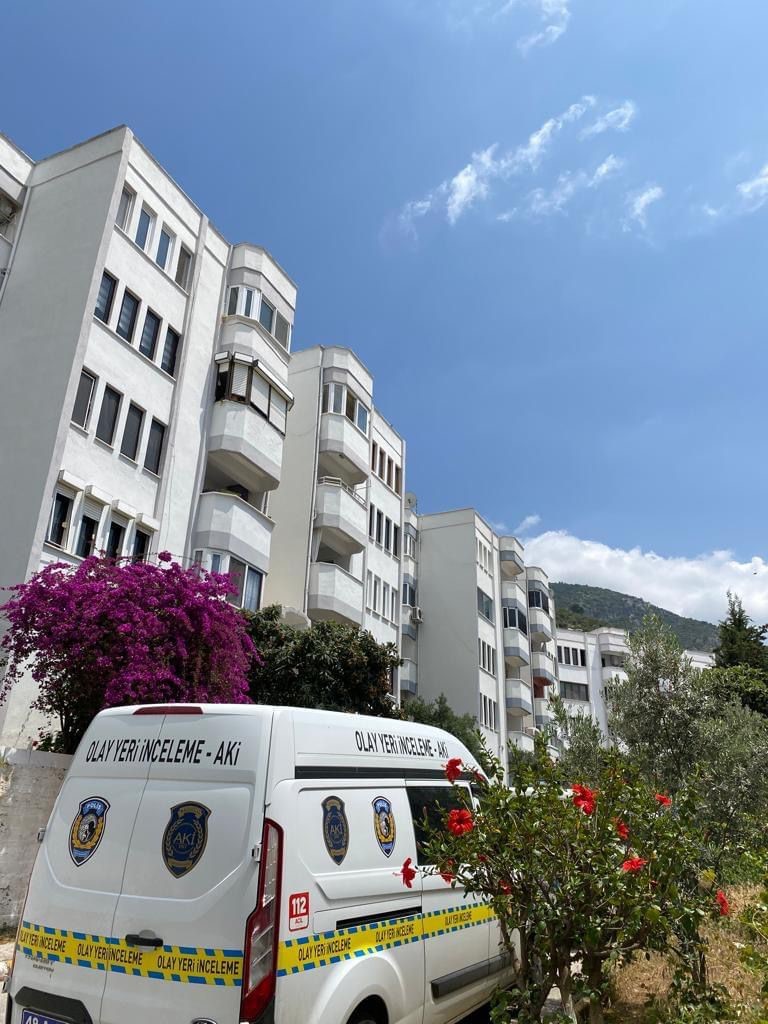 FETHİYE’DE 4'ÜNCÜ KATTAN DÜŞEN KADIN HAYATINI KAYBETTİ