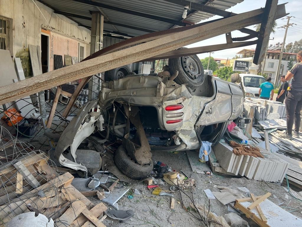 FETHİYE’DE OTOMOBİL MERMER DÜKKANINA DALDI, 1 YARALI