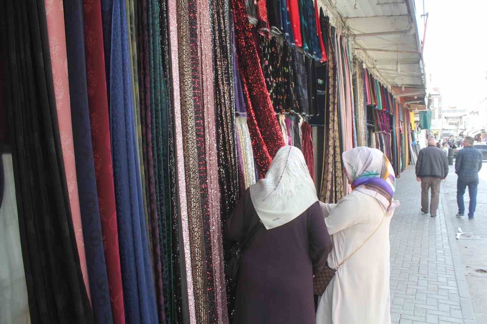 VAN’DA YÖRESEL KADIN KIYAFETLERİNİN SATILDIĞI VE ÖZELLİKLE DÜĞÜN SEZONUNDA YOĞUNLUK