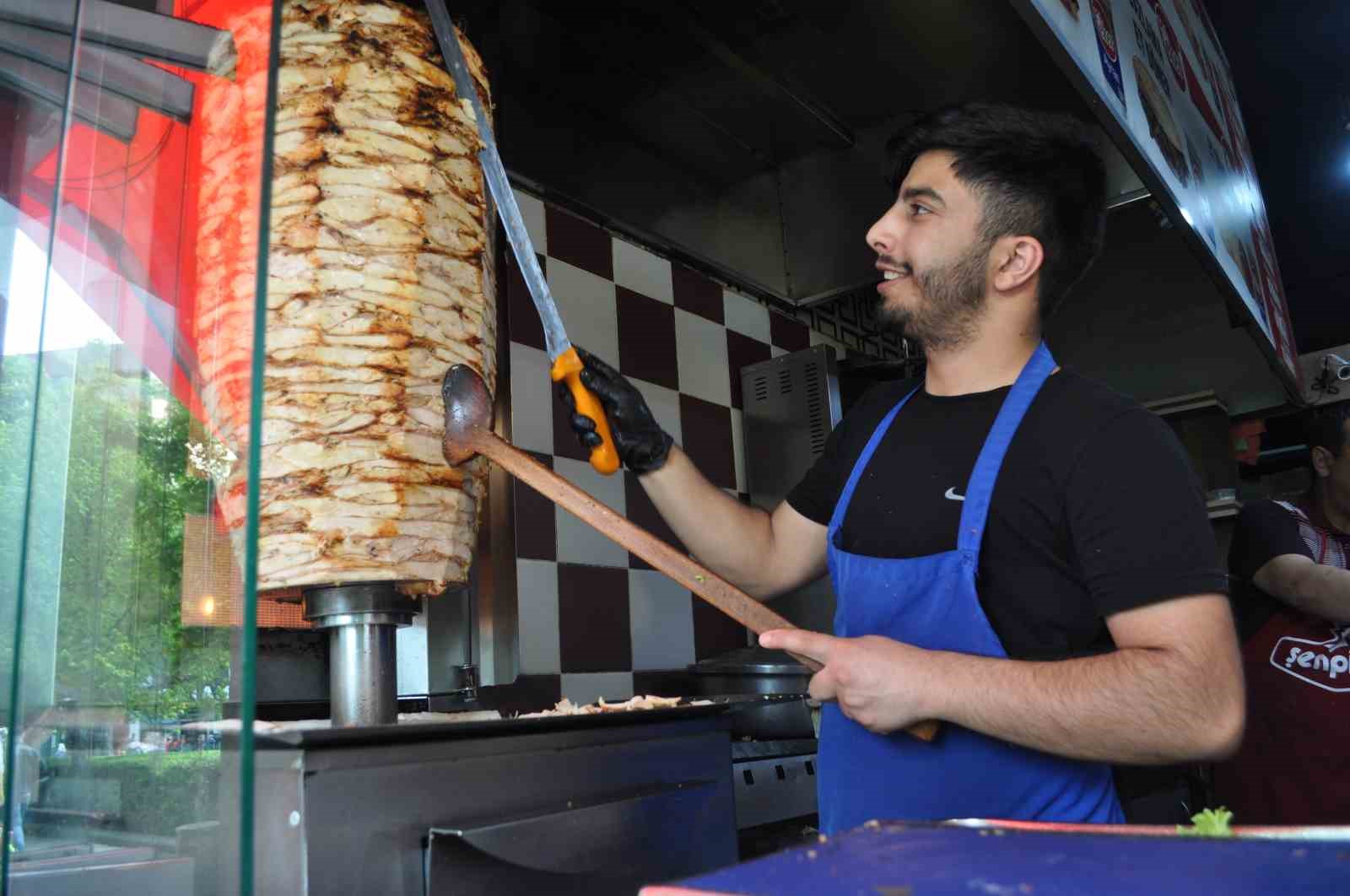 TAVUK DÖNER KESEN DÜKKAN PERSONELİ