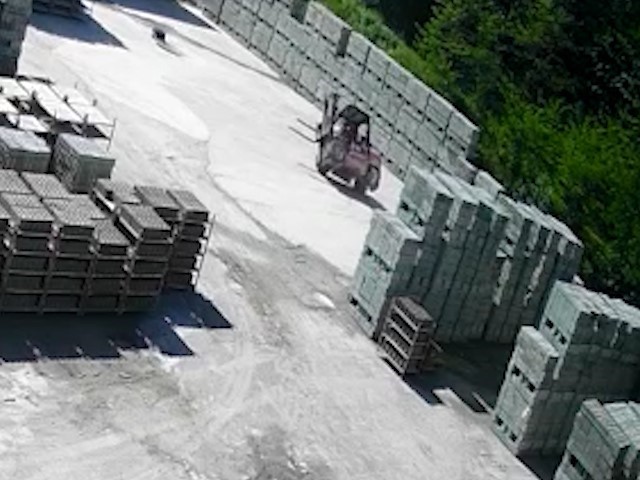 RİZE’NİN ÇAYELİ İLÇESİNDE DEVRİLEN FORKLİFTİN ALTINDA KALARAK AĞIR YARALANAN SÜRÜCÜ
