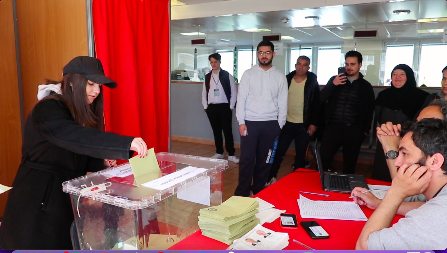 FRANSA'DA YAŞAYAN TÜRK VATANDAŞLARI, TÜRKİYE'DE 28 MAYIS'TA YAPILACAK CUMHURBAŞKANI SEÇİMİNİN