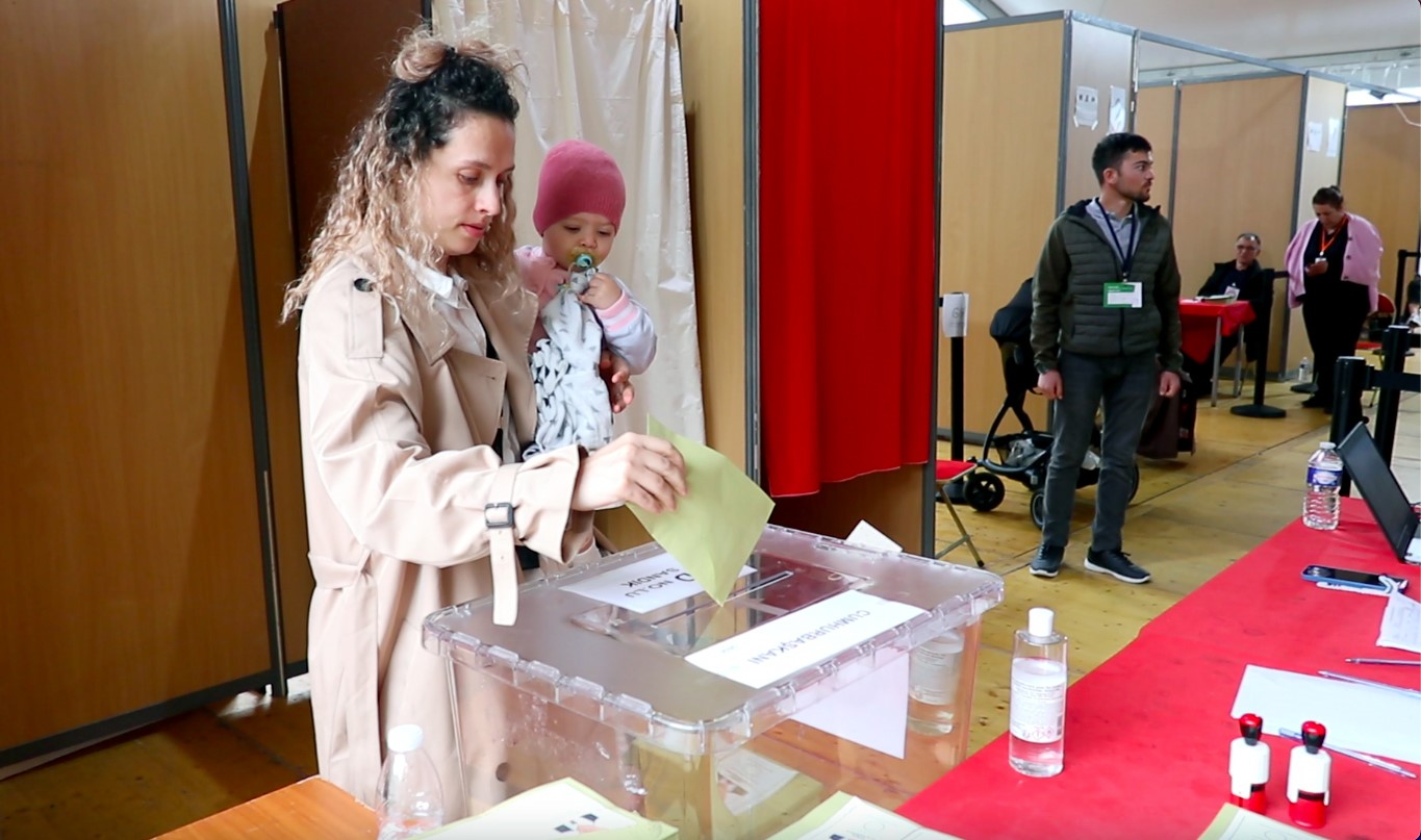 CUMHURBAŞKANLIĞI SEÇİMİNİN İKİNCİ TURU İÇİN FRANSA'DA OY KULLANMA İŞLEMİ DEVAM