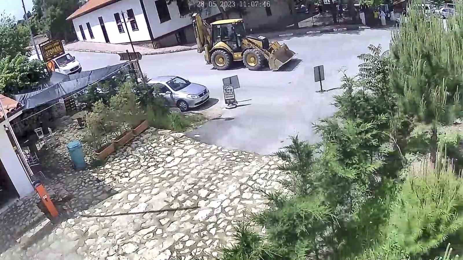 KARABÜK’ÜN SAFRANBOLU İLÇESİNDE FRENİ BOŞALAN İŞ MAKİNESİNİN OPERATÖRÜ KEPÇEYİ KULLANARAK