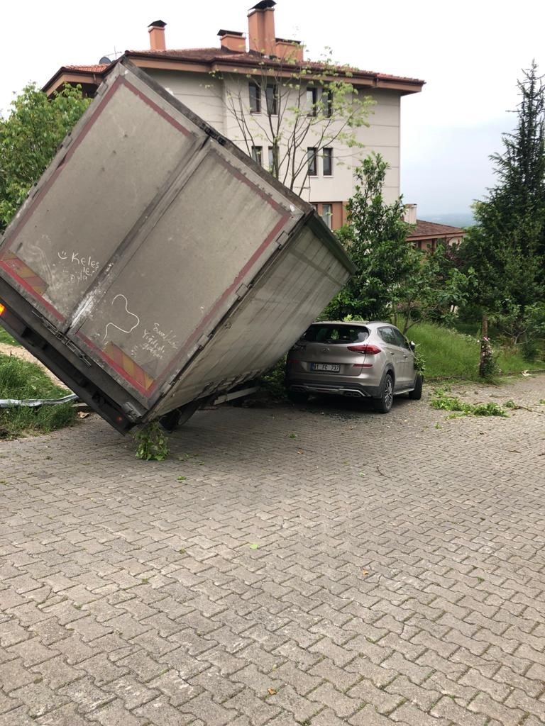 DÜZCE’DE FRENİ BOŞALAN KAMYON RAMPA AŞAĞI İNDİ. YOL ÜZERİNDEKİ ARAÇLARA
