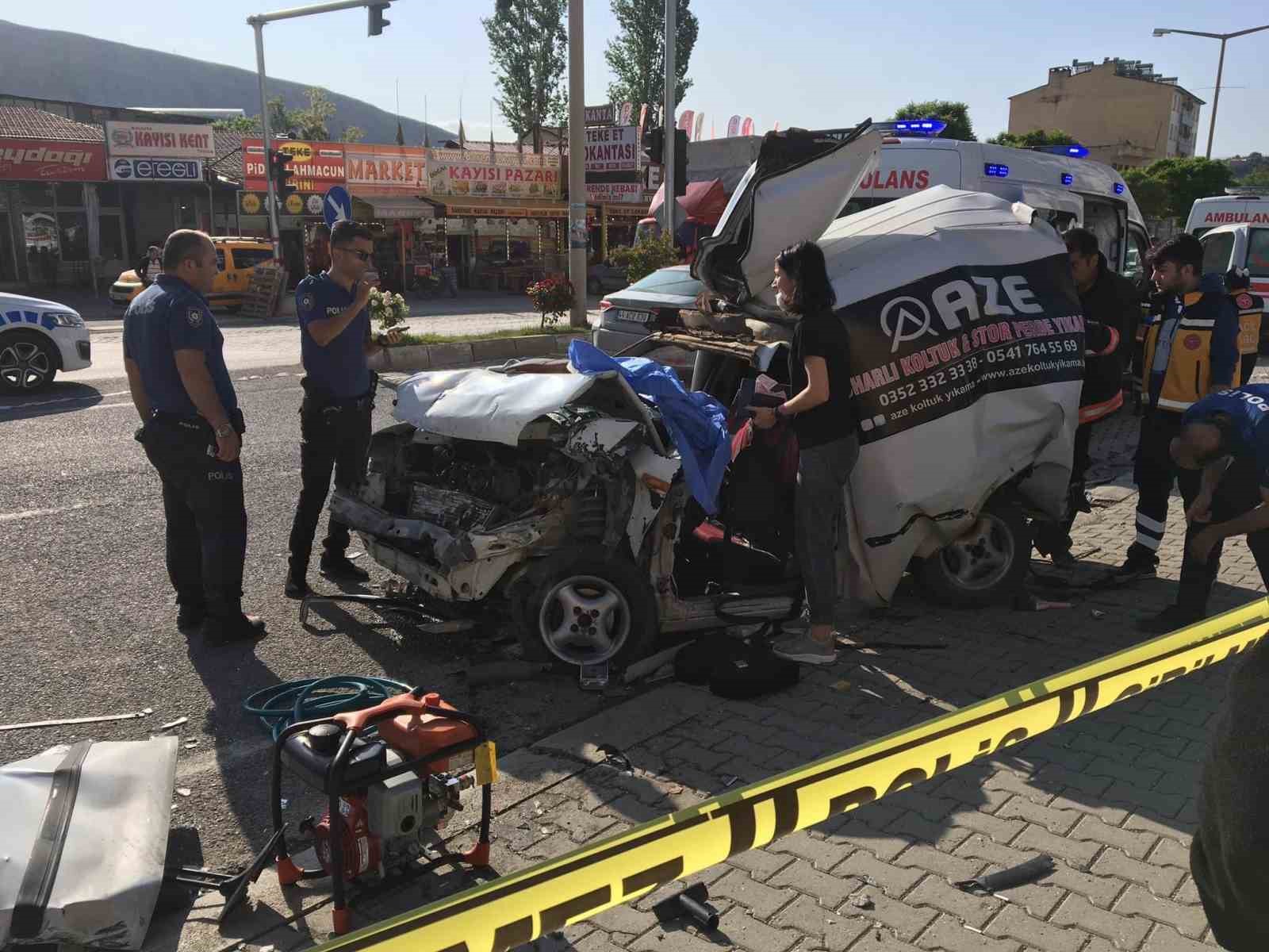FRENİ PATLAYAN TIR KIRMIZI IŞIKTA BEKLEYEN ARAÇLARIN ARASINA DALDI