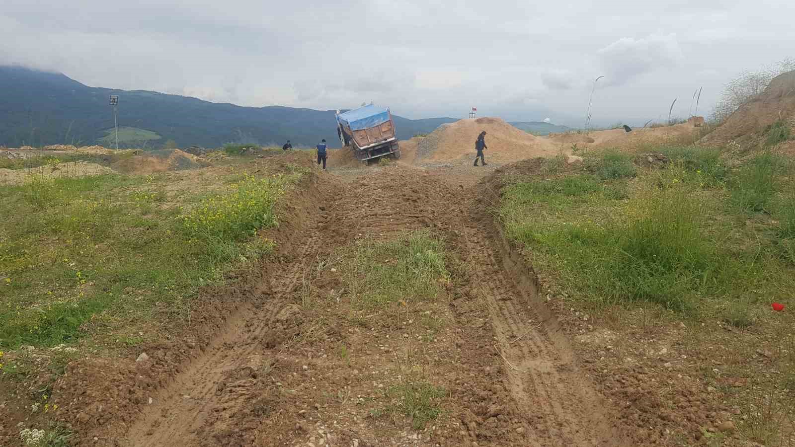KARABÜK'ÜN SAFRANBOLU İLÇESİNDE FRENLERİ BOŞALDIĞI İDDİA EDİLEN TIR, SÜRÜCÜSÜNÜN KONTROLÜNÜ