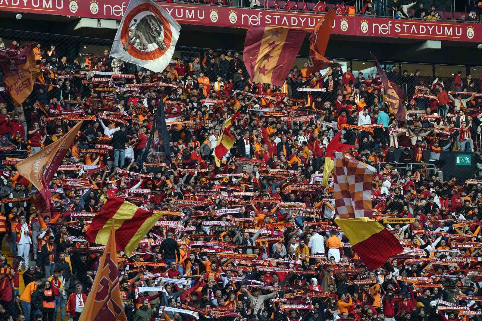 GALATASARAY'DA FUTBOL TAKIMI İÇİN KOMBİNE YENİLEME SATIŞLARINA SARI-KIRMIZILI TARAFTARLAR YOĞUN