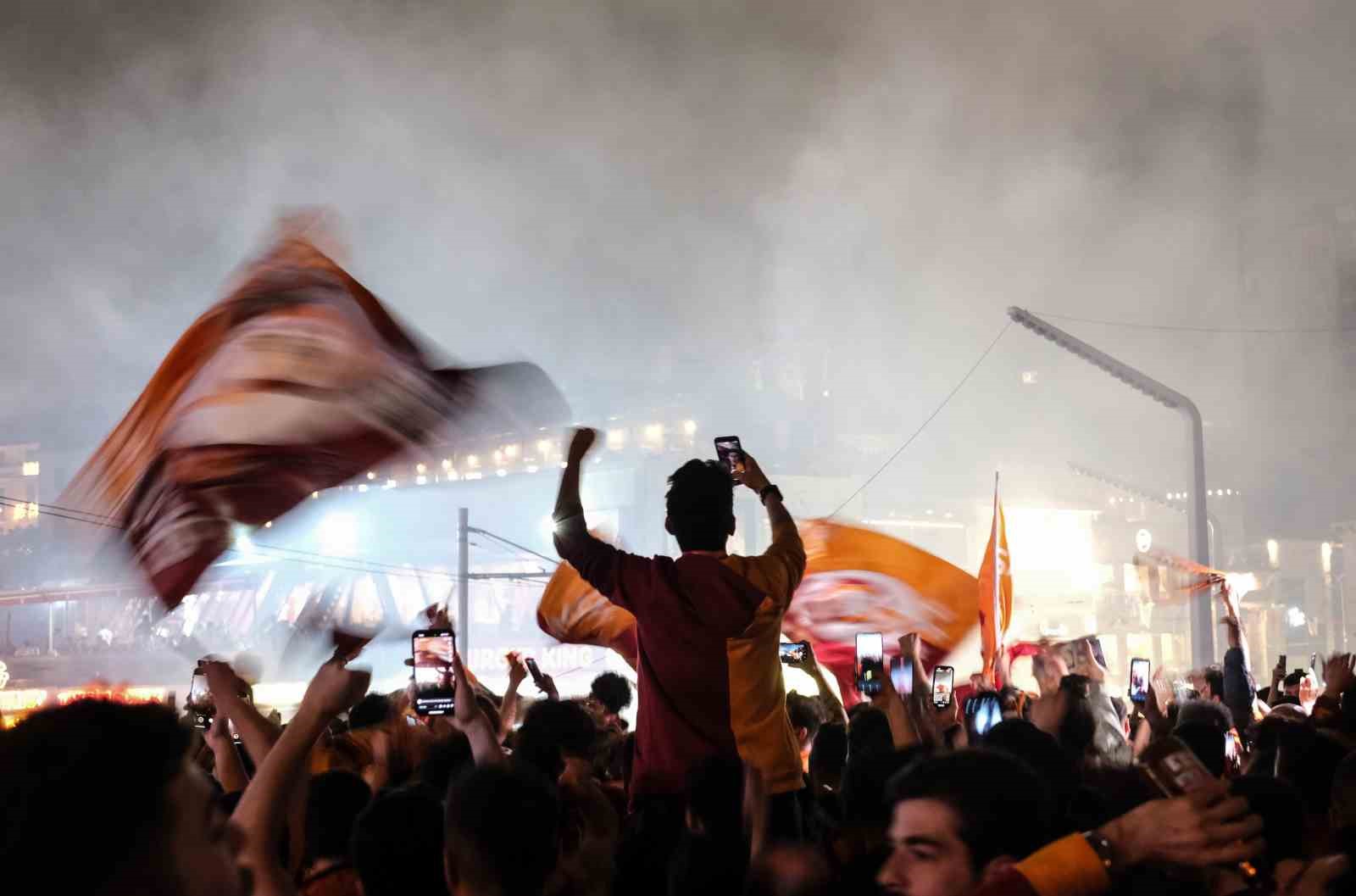 GALATASARAY'IN ŞAMPİYONLUĞUNU TÜRKİYE GENELİNDE OLDUĞU GİBİ TAKSİM’DE DE SARI-KIRMIZILI TARAFTARLAR,