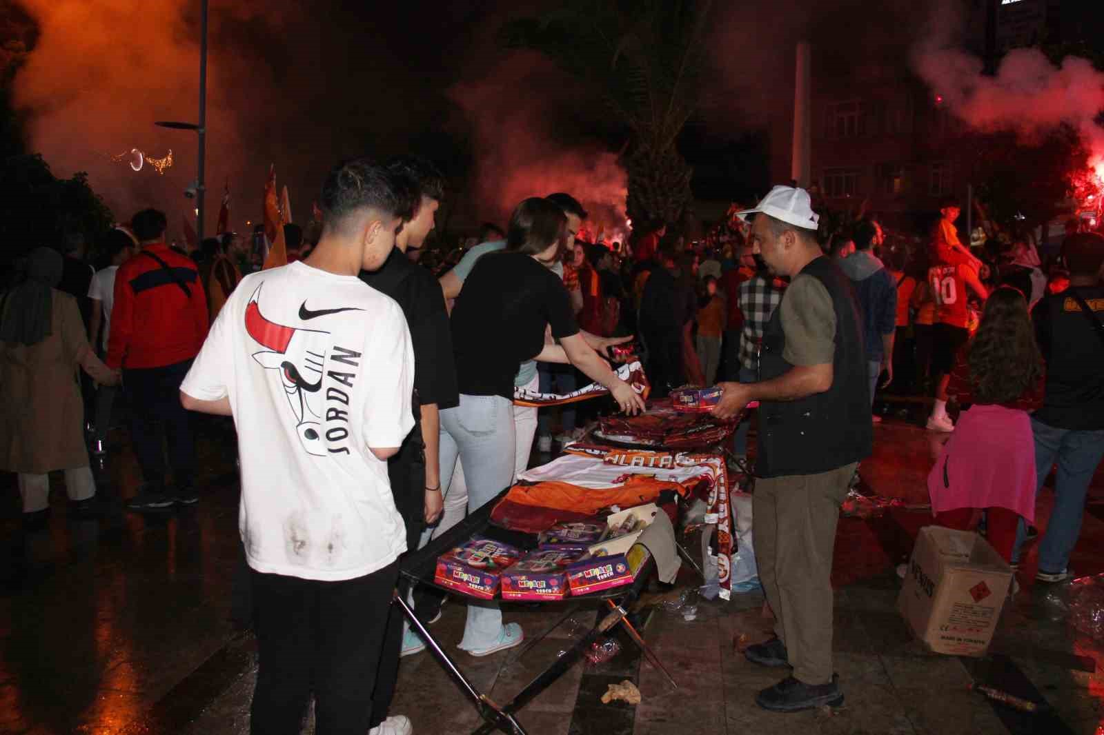 GALATASARAY'IN ŞAMPİYONLUĞUNU İLAN ETMESİNİN ARDINDAN SARI-KIRMIZILI TARAFTARLAR AYDIN ATATÜRK KENT