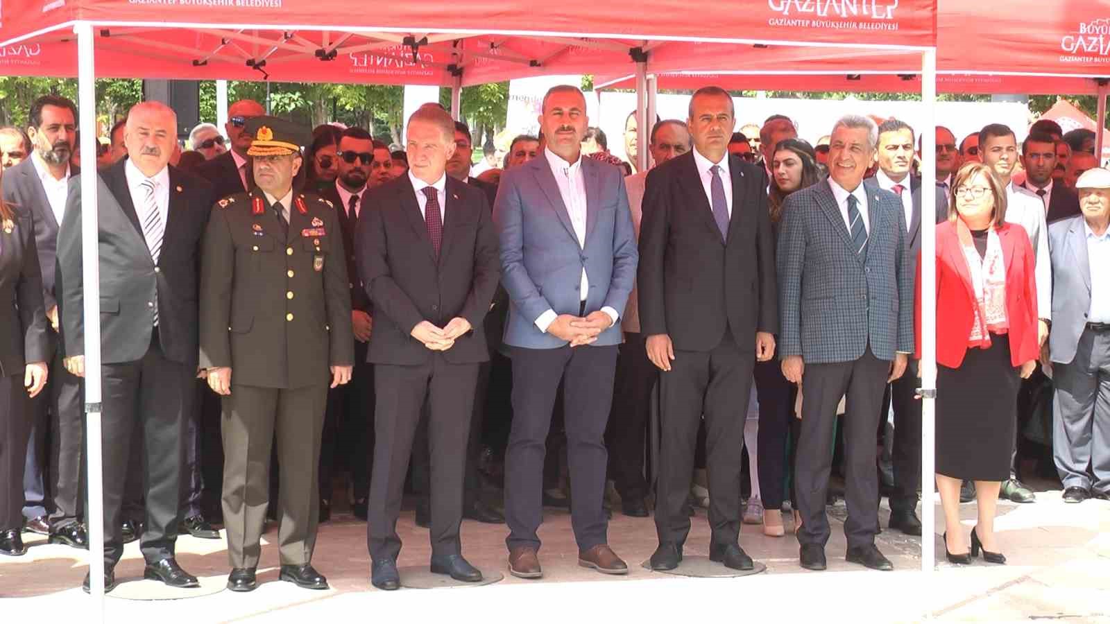 GAZİANTEP’TE 19 MAYIS ÇELENK BIRAKILARAK KUTLANDI