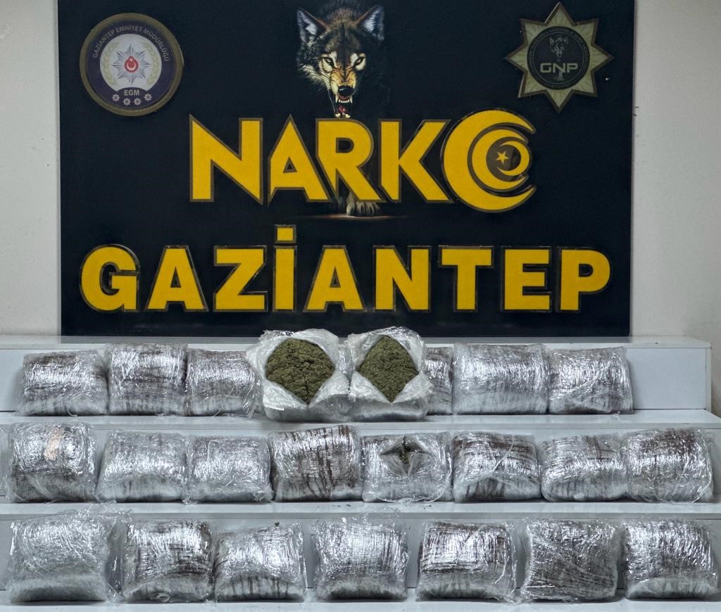 GAZİANTEP'TE, UYGULAMA NOKTASINDA DURDURULAN BİR ARAÇTA YAPILAN ARAMADA 24 KİLO