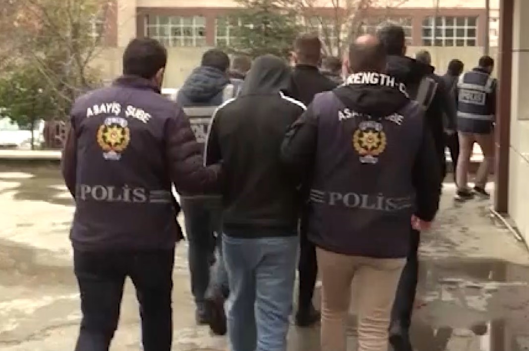 GAZİANTEP'TE YAPILAN HUZUR-GÜVEN UYGULAMASINDA 69 ATEŞİ SİLAH ELE GEÇİRİLİRKEN YAKALANAN