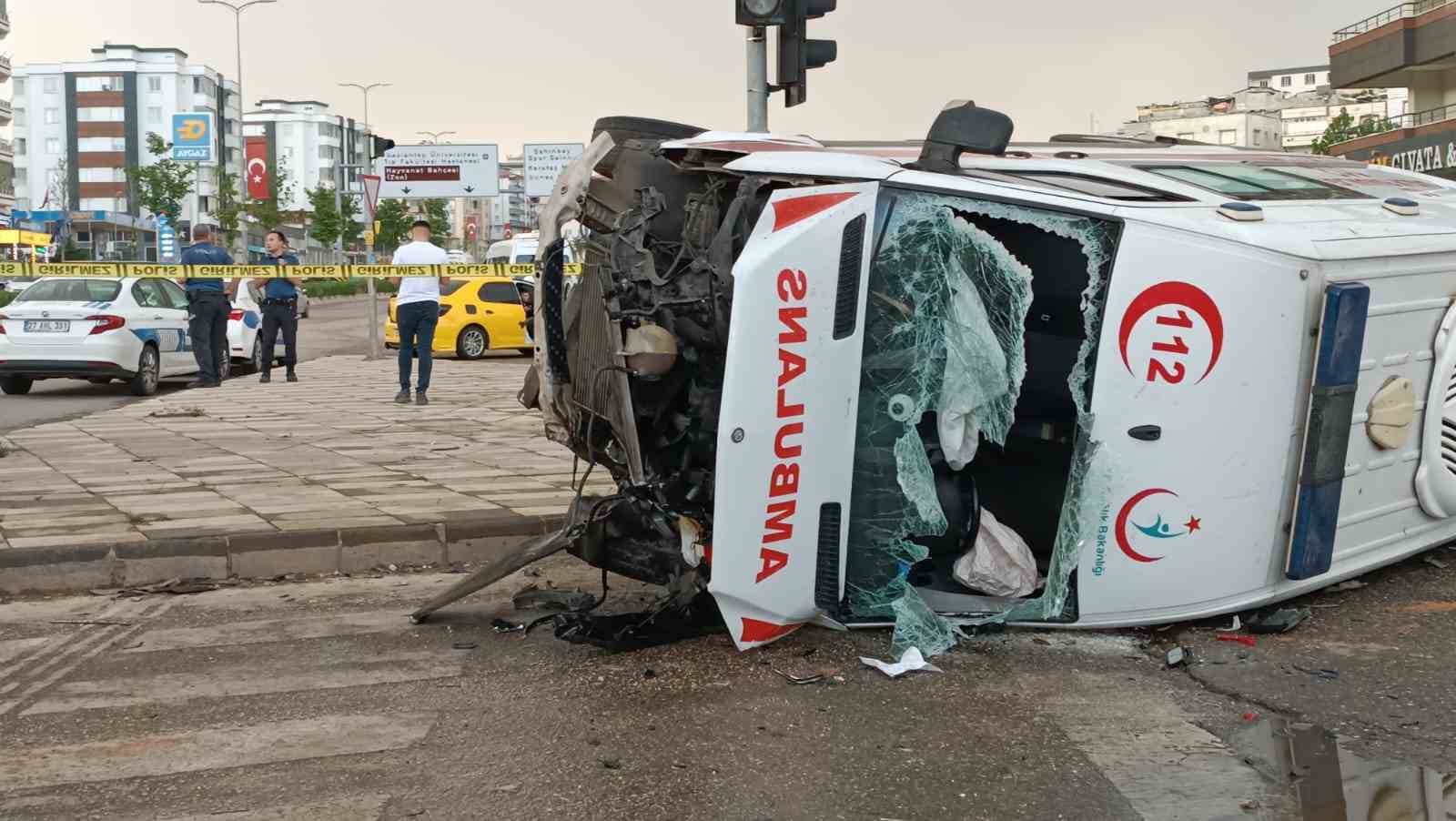 GAZİANTEP'TE VAKAYA GİDEN BİR AMBULANS, KAVŞAKTA ARAÇLA ÇARPIŞTIKTAN SONRA DEVRİLDİ.