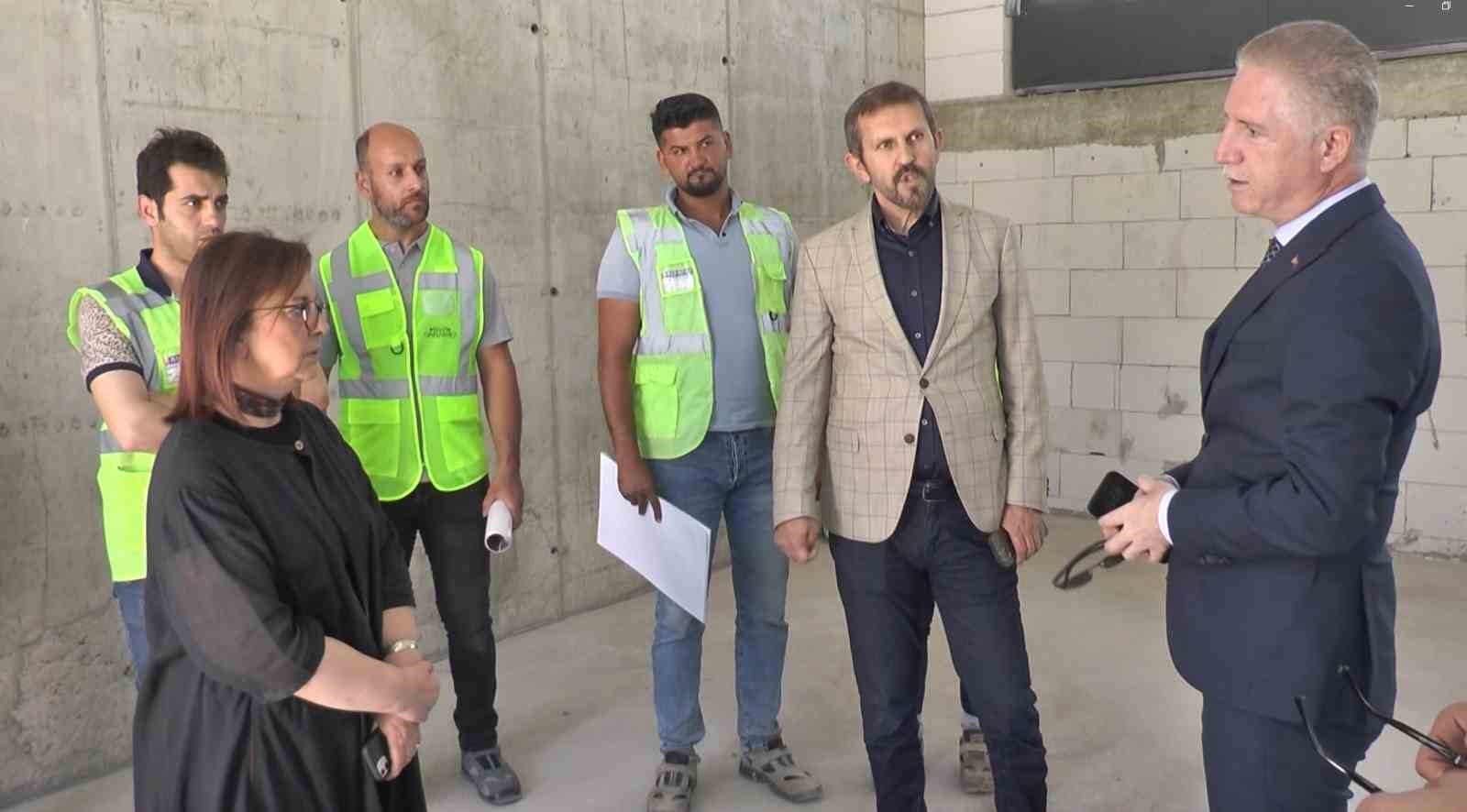 GAZİANTEP’TE YIKILAN KAMİL OCAK STADYUMU’NUN YERİNE YAPILAN MİLLET BAHÇESİ’NDE ÇEVRE,
