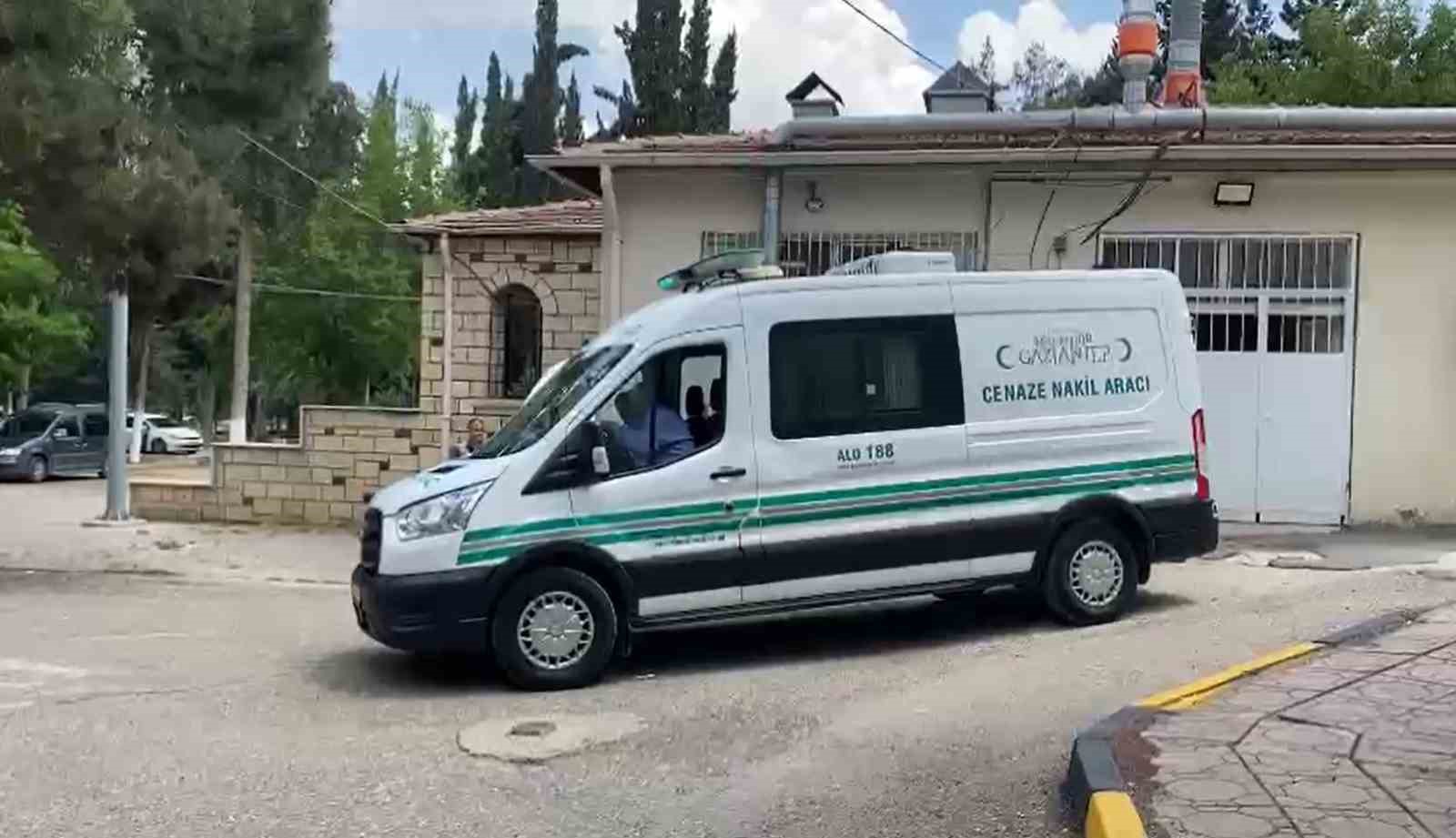 GAZİANTEP’TE DÜZENLENEN EĞLENCE SONRASINDA SOKAKTA YOL KAPATMA NEDENİYLE ÇIKAN SİLAHLI