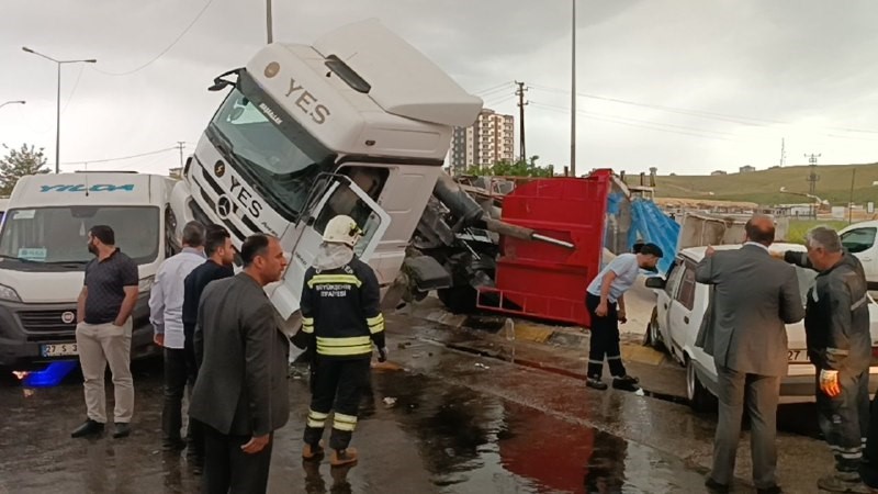 GAZİANTEP'TE İŞÇİ SERVİSİ, OTOMOBİL VE KUM YÜKLÜ KAMYONUN KARIŞTIĞI ZİNCİRLEME
