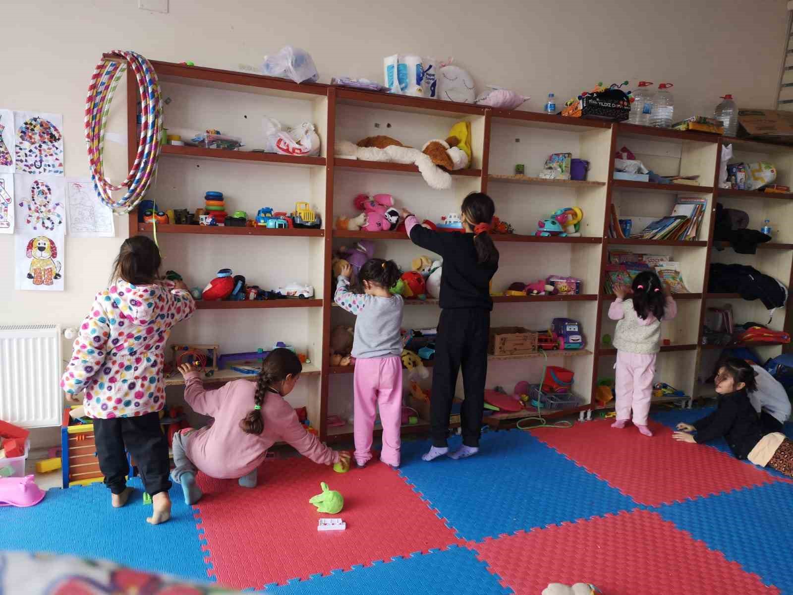 GAZİOSMANPAŞA ÜNİVERSİTESİ EĞİTİM FAKÜLTESİ TARAFINDAN DEPREMDEN ETKİLENEN ÇOCUKALARA OKUL ÖNCESİ